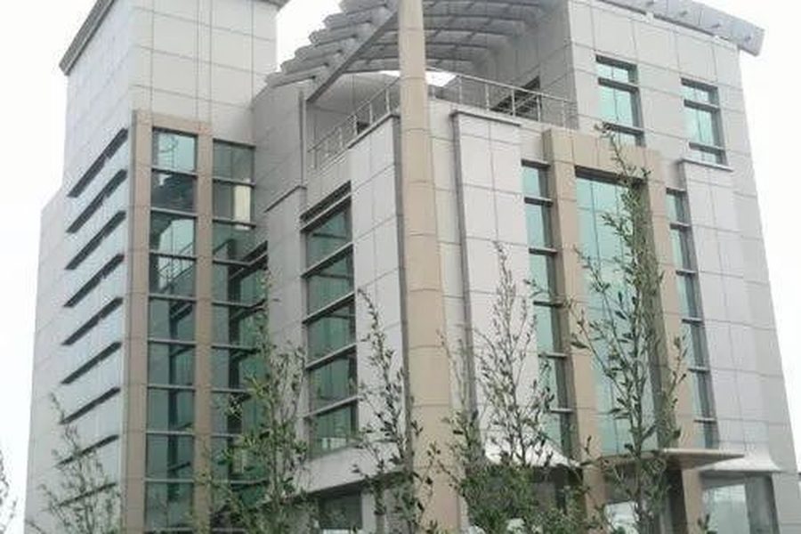 Aluminium composite panel work on a building corner