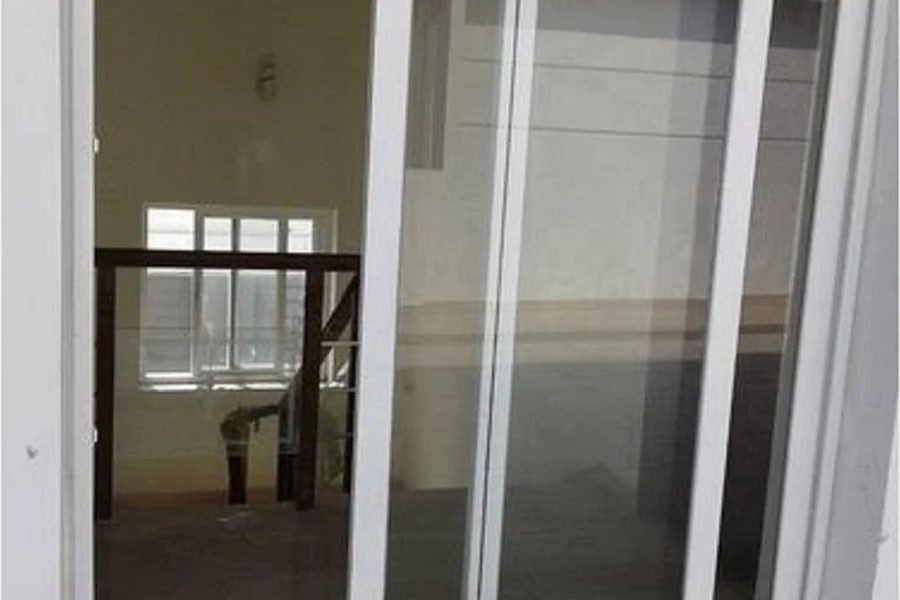 Domal aluminium sliding door in a residential room