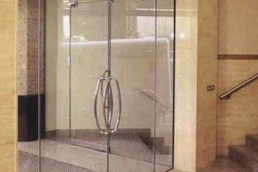 Frameless toughened glass screen panels
