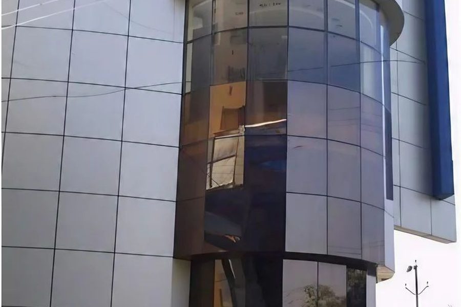 Semi-unitised structural glazing on an office block