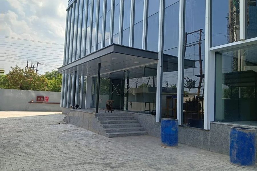 Spider glazing entrance with point-fixed toughened glass