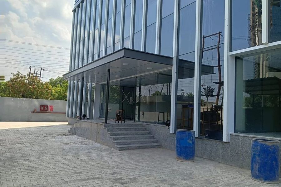Facade combining ACP cladding and structural glazing