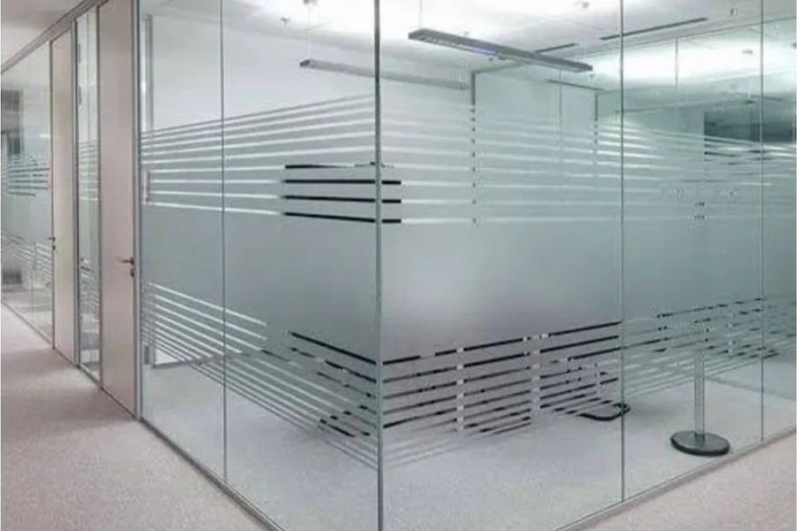 Frameless glass partition wall with siliconed joints