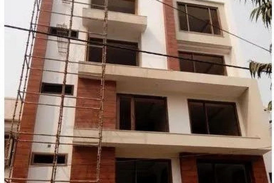 Building elevation combining HPL and ACP cladding